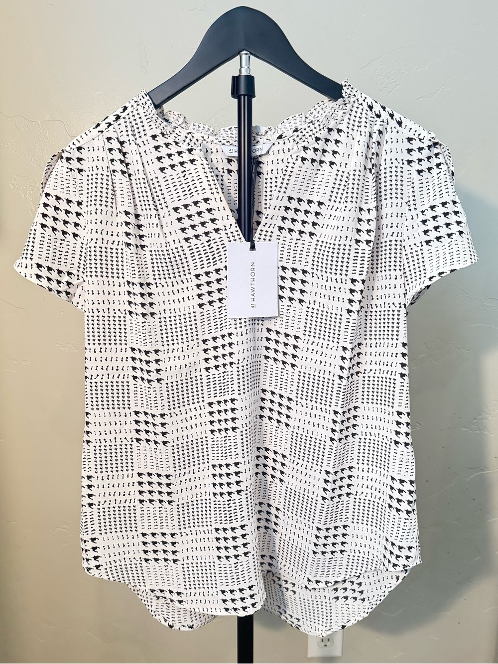 NWT 41 Hawthorn Tiffany Tulip Sleeve Blouse | Medium | Black & White